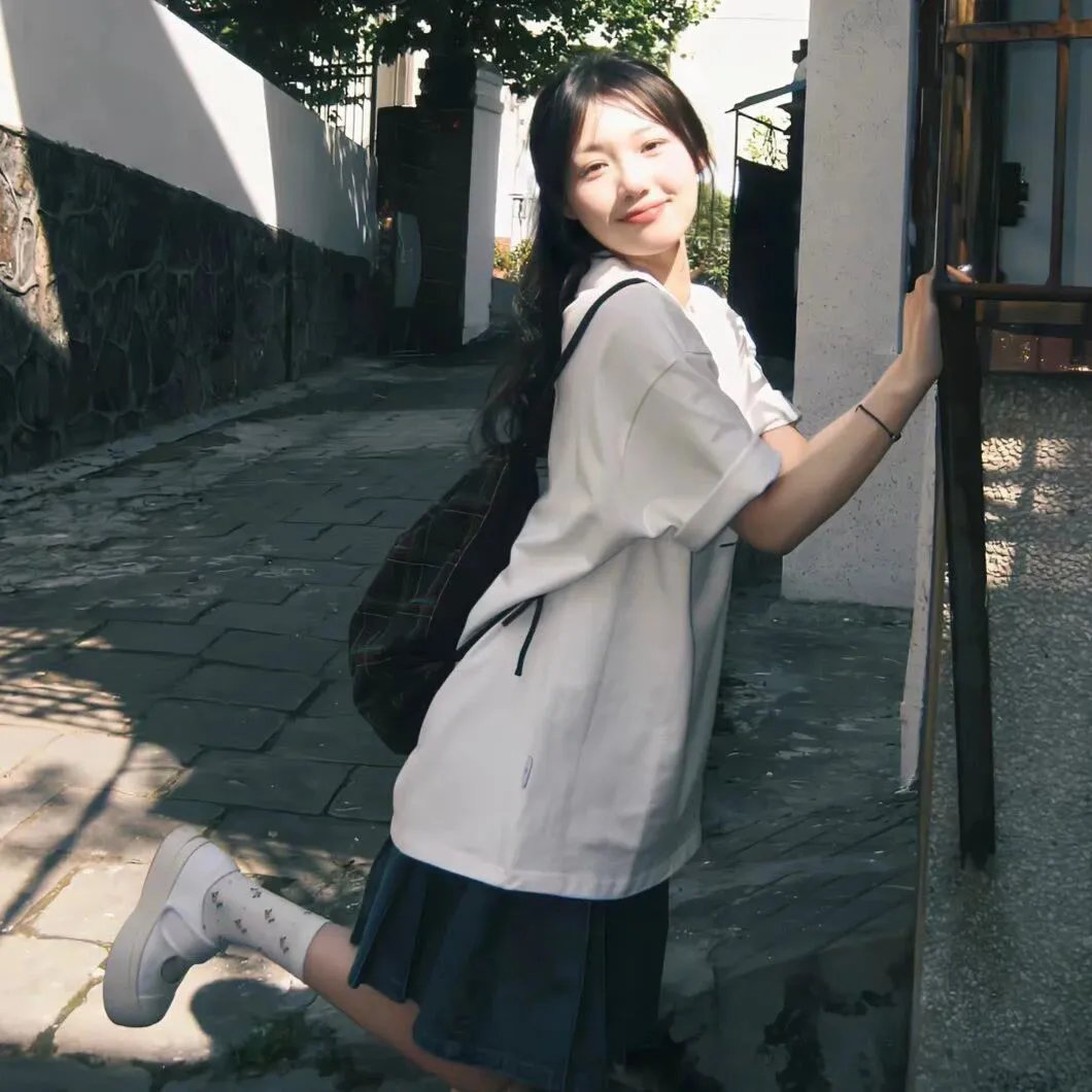女孩，母亲与恶魔海报